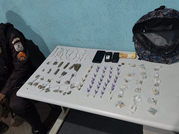 PM apreende adolescente com drogas no bairro Mariana Torres em Volta Redonda