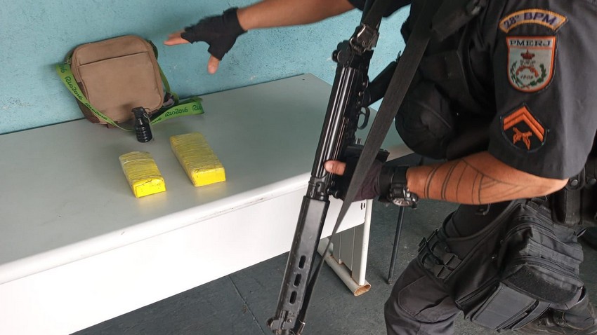 PM apreende tabletes de maconha e granada no bairro açude em Volta Redonda