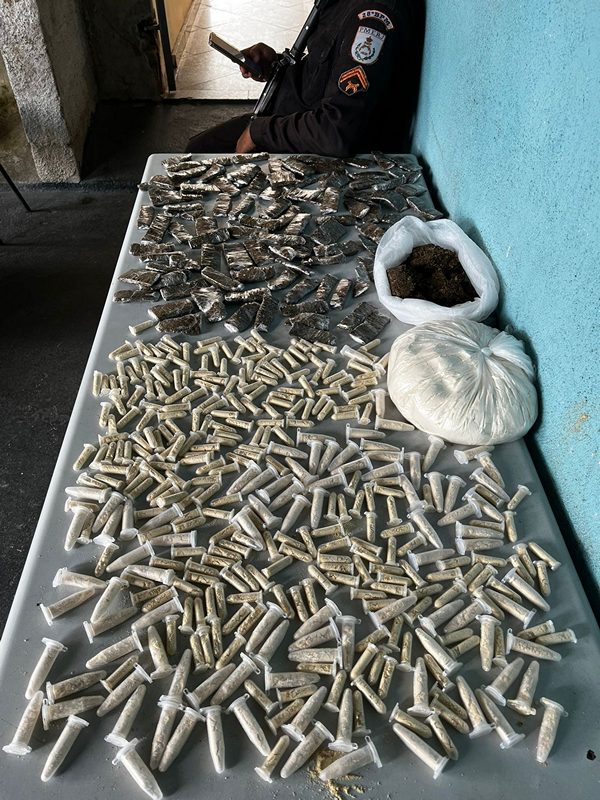Operação policial resulta na apreensão de drogas em Volta Redonda