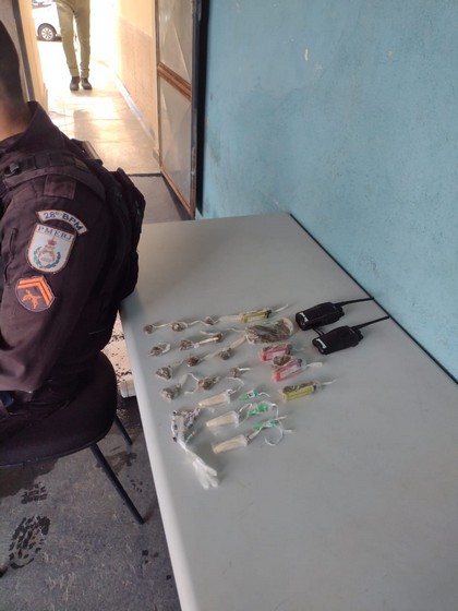 PM prende dupla com drogas no bairro Candelária em Volta Redonda
