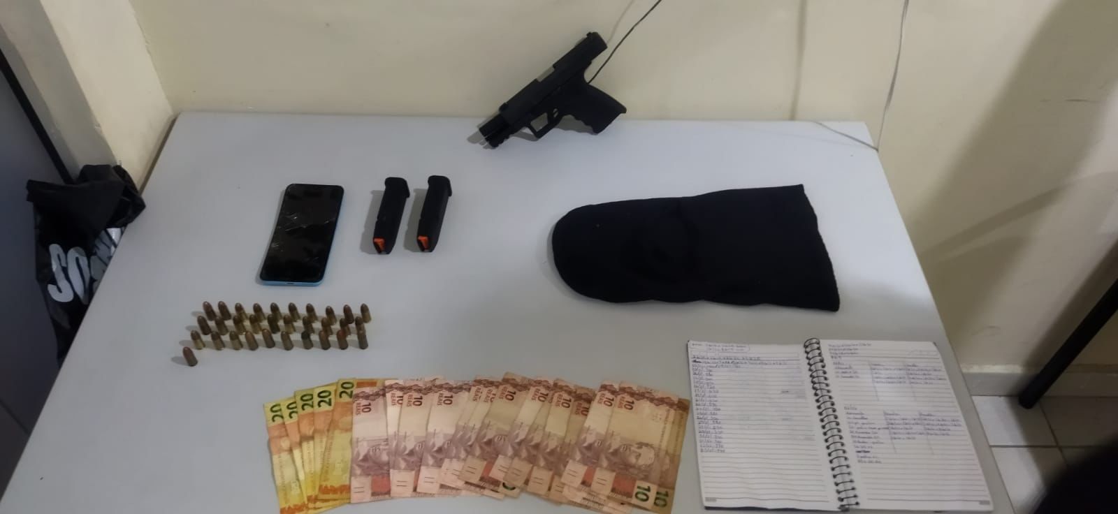 PM Prende Procurado por Homicídio com Arma de Fogo e materiais ligados ao Tráfico no Jd. Cidade do Aço em Volta Redonda.