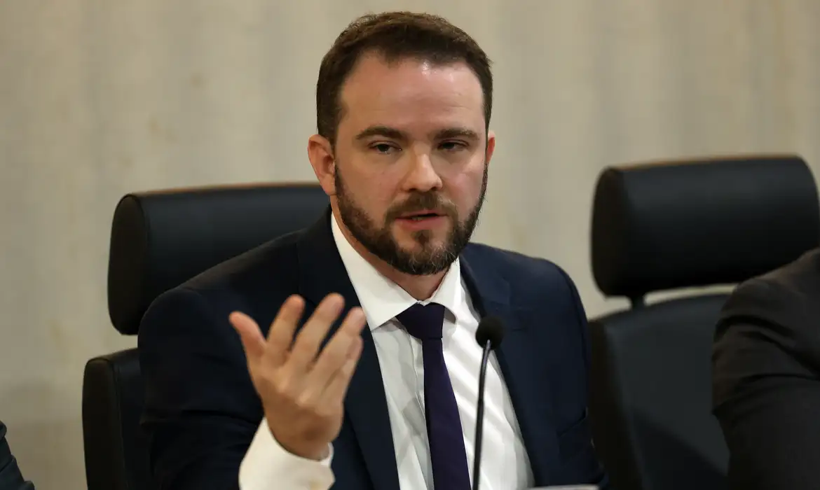 Nova versão do Desenrola será lançada após viagem de Lula, diz Durigan