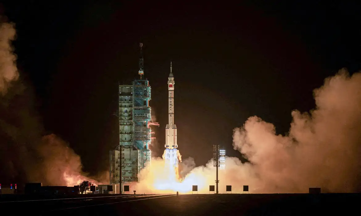China envia astronauta para missão espacial de um ano