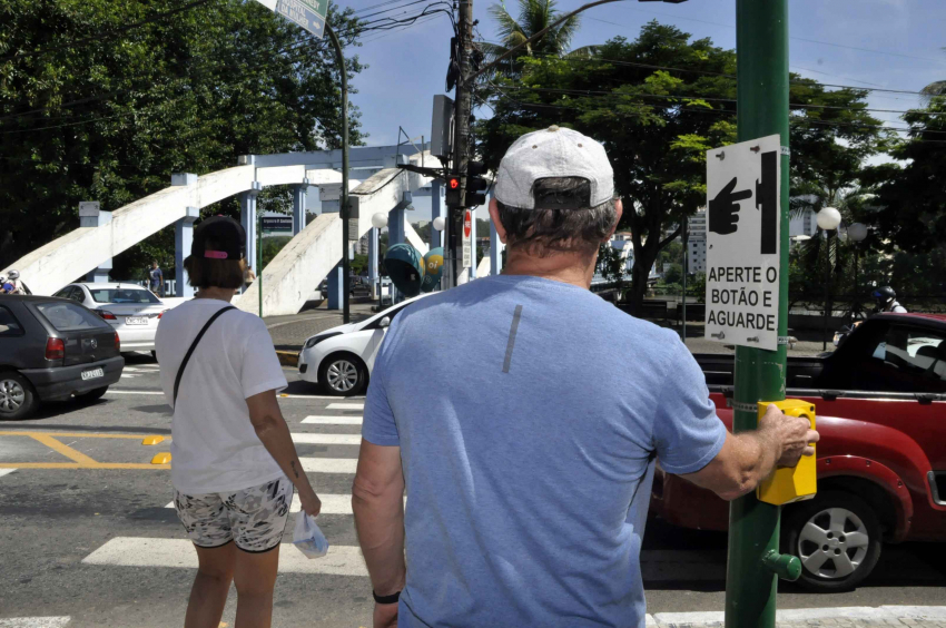 Semáforo para pedestre com botoeira na Avenida Beira Rio
