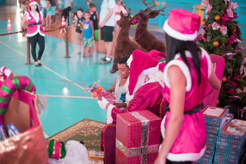 Papai Noel faz Distribuição de Brinquedos no Bairro Retiro