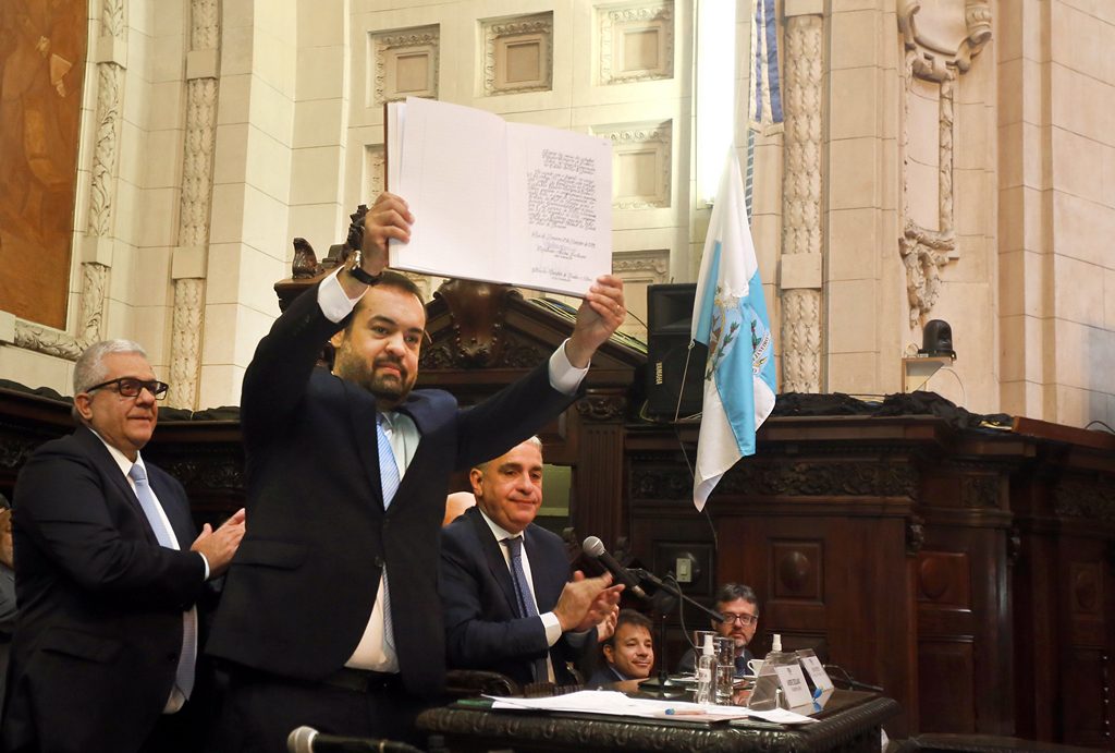 Reeleito com quase 5 milhões de votos, Cláudio Castro é empossado no Palácio Tiradentes
